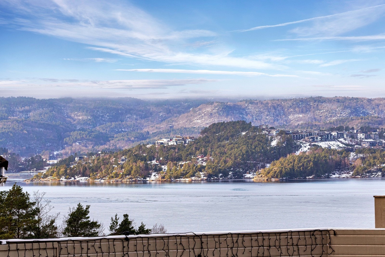 Boligen har en solrik og rolig beliggenhet på Hånes, med en flott utsikt mot Topdalsfjorden og nærområdet fra stue, kjøkken og terrasse. Galleribilde