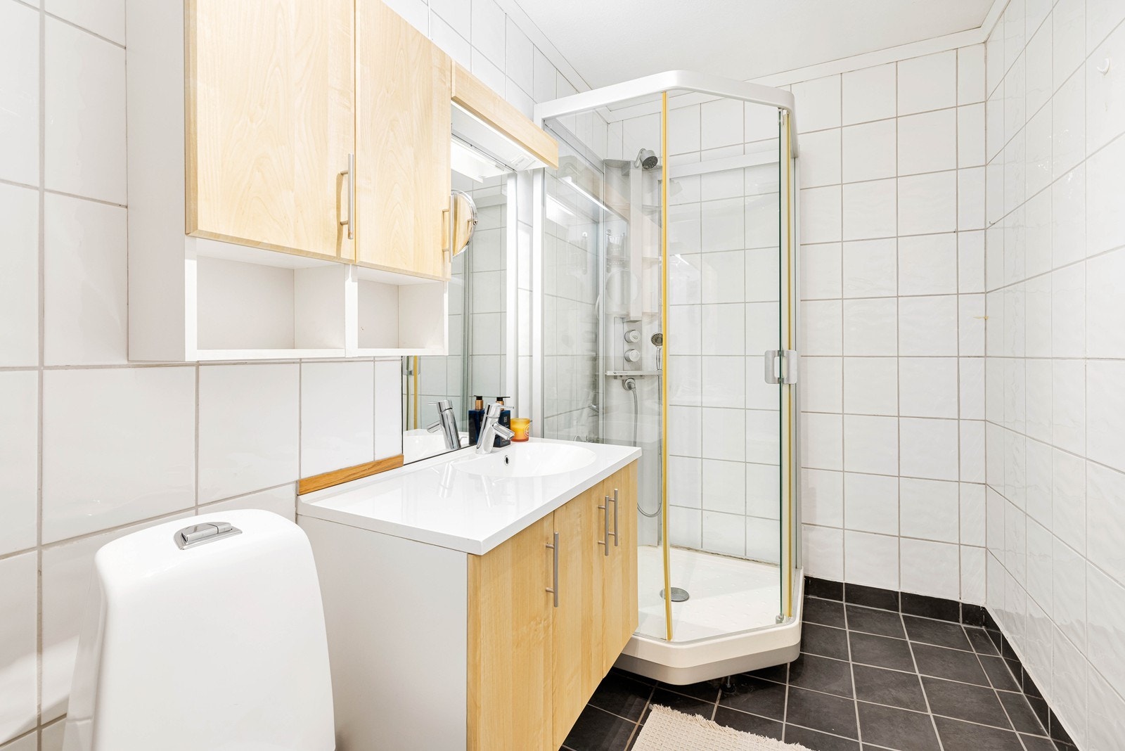 Pent flislagt bad/wc med Porsgrund Showerama dusjkabinett og baderomsinnredning. Galleribilde