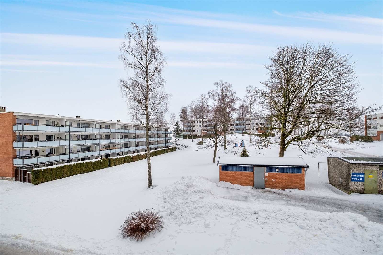 Fra balkongen er det fritt utsyn over fellesområdene. Galleribilde