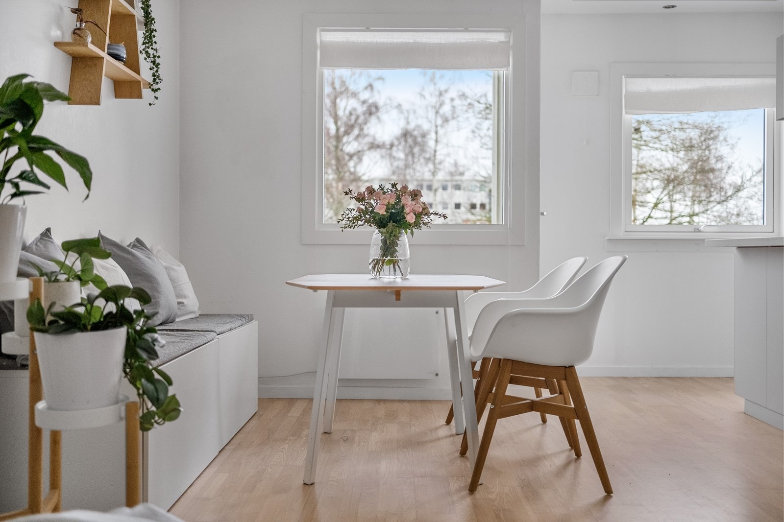 Dette er en perfekt mulighet til å sikre seg en lys og innbydende toppleilighet, med en attraktiv og sentral beliggenhet på Haslum i Bærum. Galleribilde