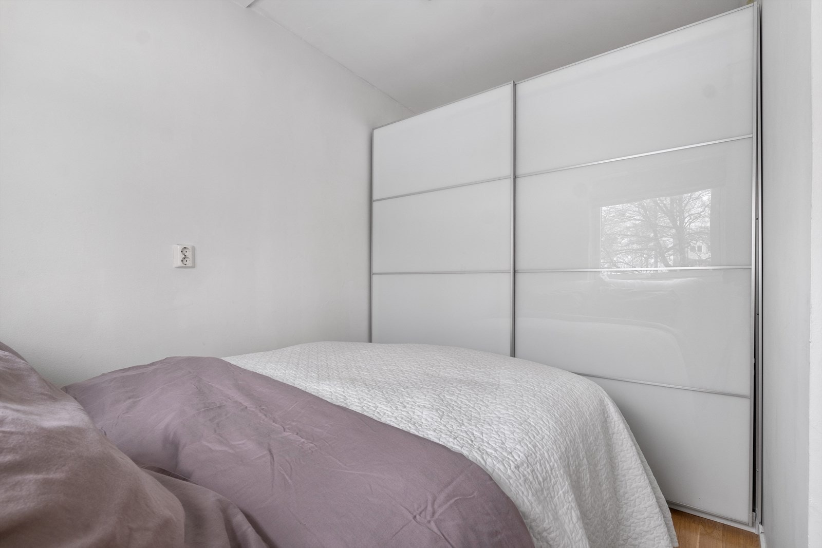 Rommet er innredet med en stor skyvedørsgarderobe. Galleribilde