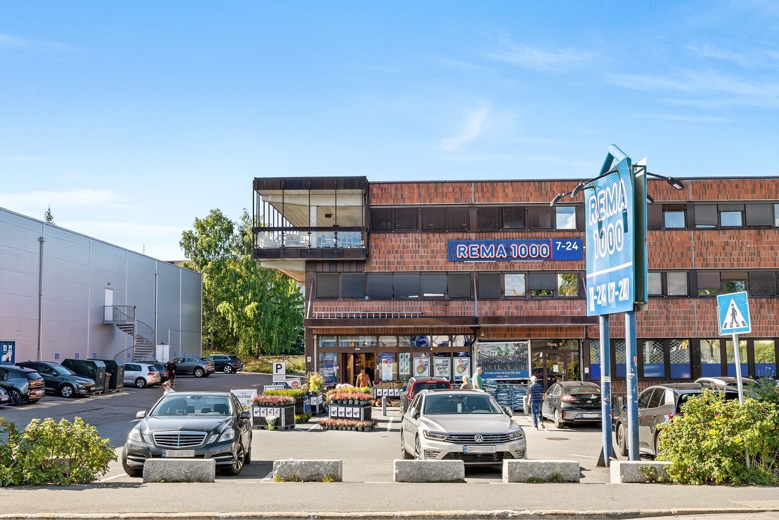 Det er kort avstand til alt man trenger av matbutikker, treningssenter og de fleste andre servicetilbud Galleribilde