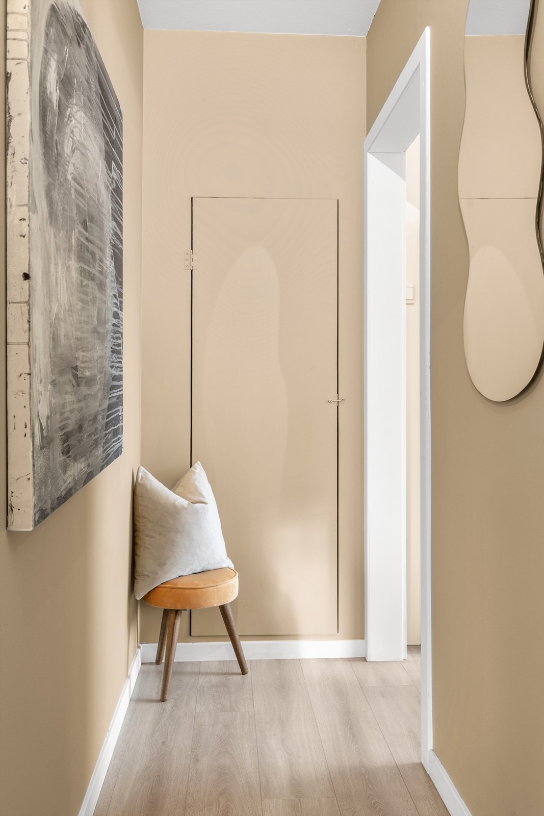Leiligheten har et praktisk innvendig kott Galleribilde