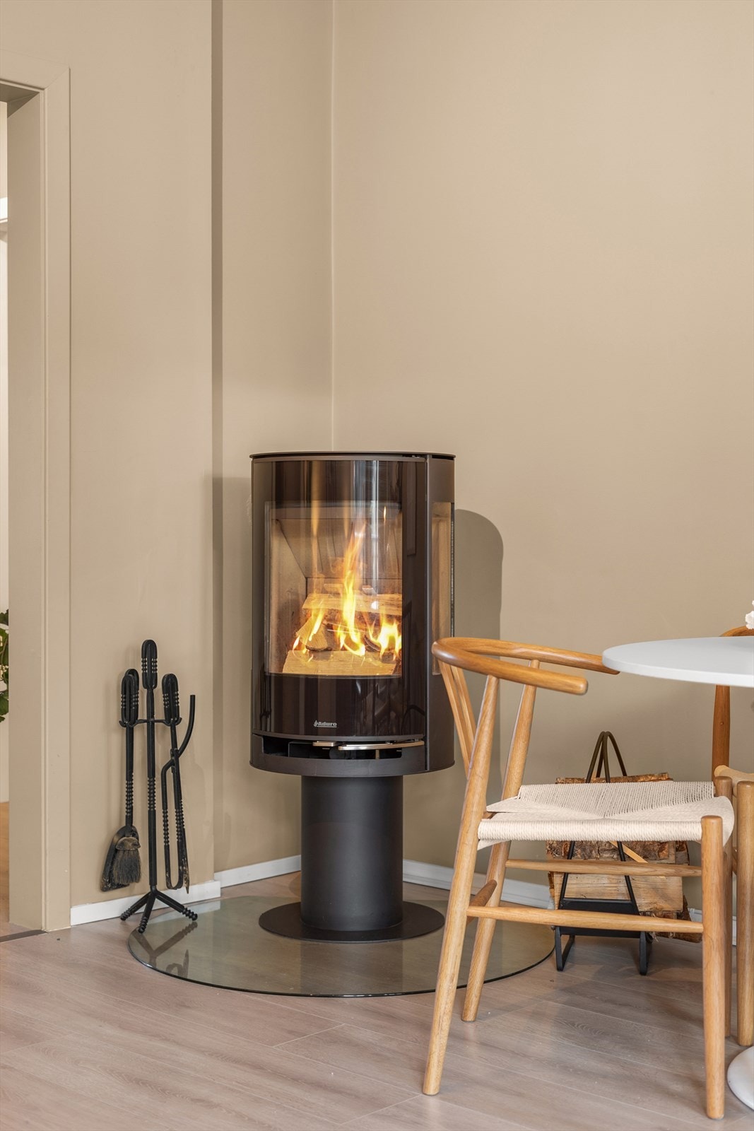 I stuen er det også en nyere peisovn som sikrer ekstra hygge og varme på kvelds- og vinterstid Galleribilde