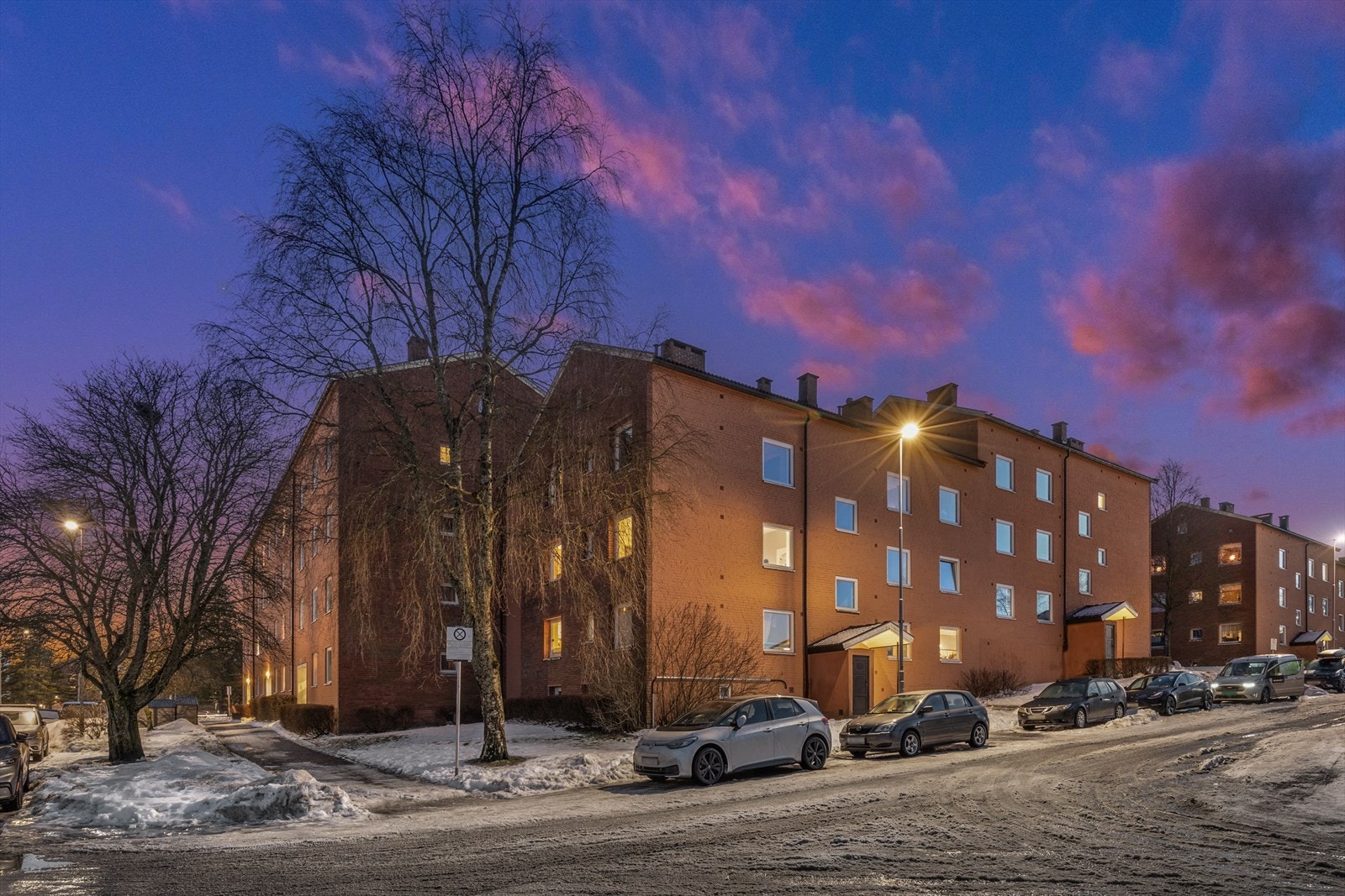 Leiligheten ligger i et rolig område med umiddelbar nærhet til offentlig kommunikasjon, dagligvare og Lambertseter senter med en rekke servicetilbud Galleribilde