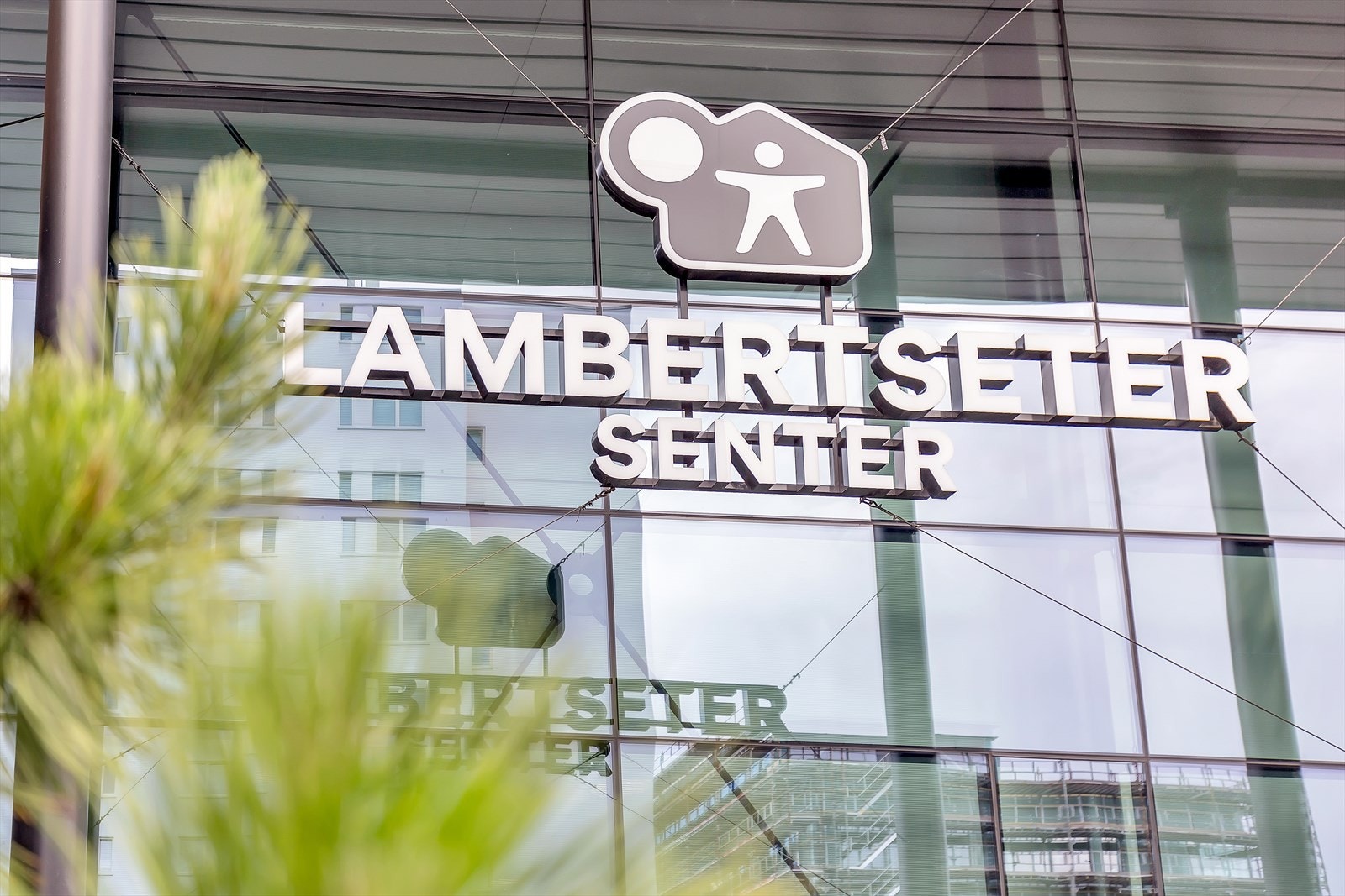 Det tar ca. 5 minutter å gå til Lambertseter senter, med mer enn 80 butikker og tjenester Galleribilde