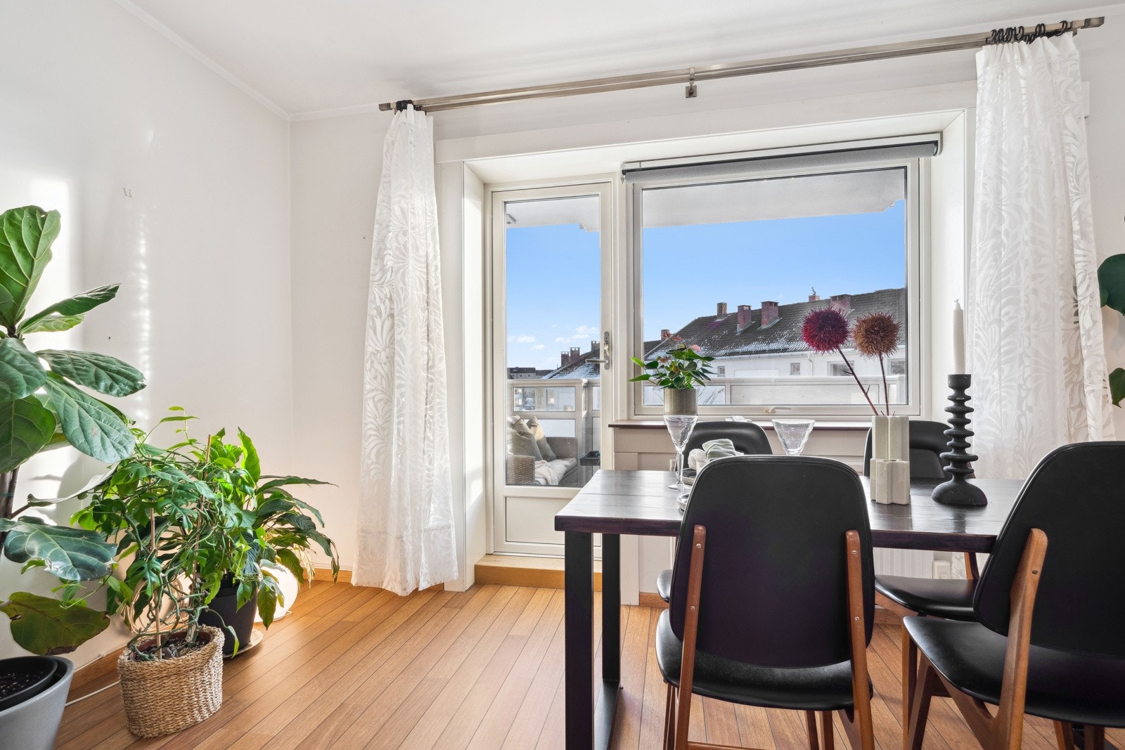 De store vinduene slipper inn rikelig med naturlig lys og skaper en lys og luftig atmosfære. Galleribilde