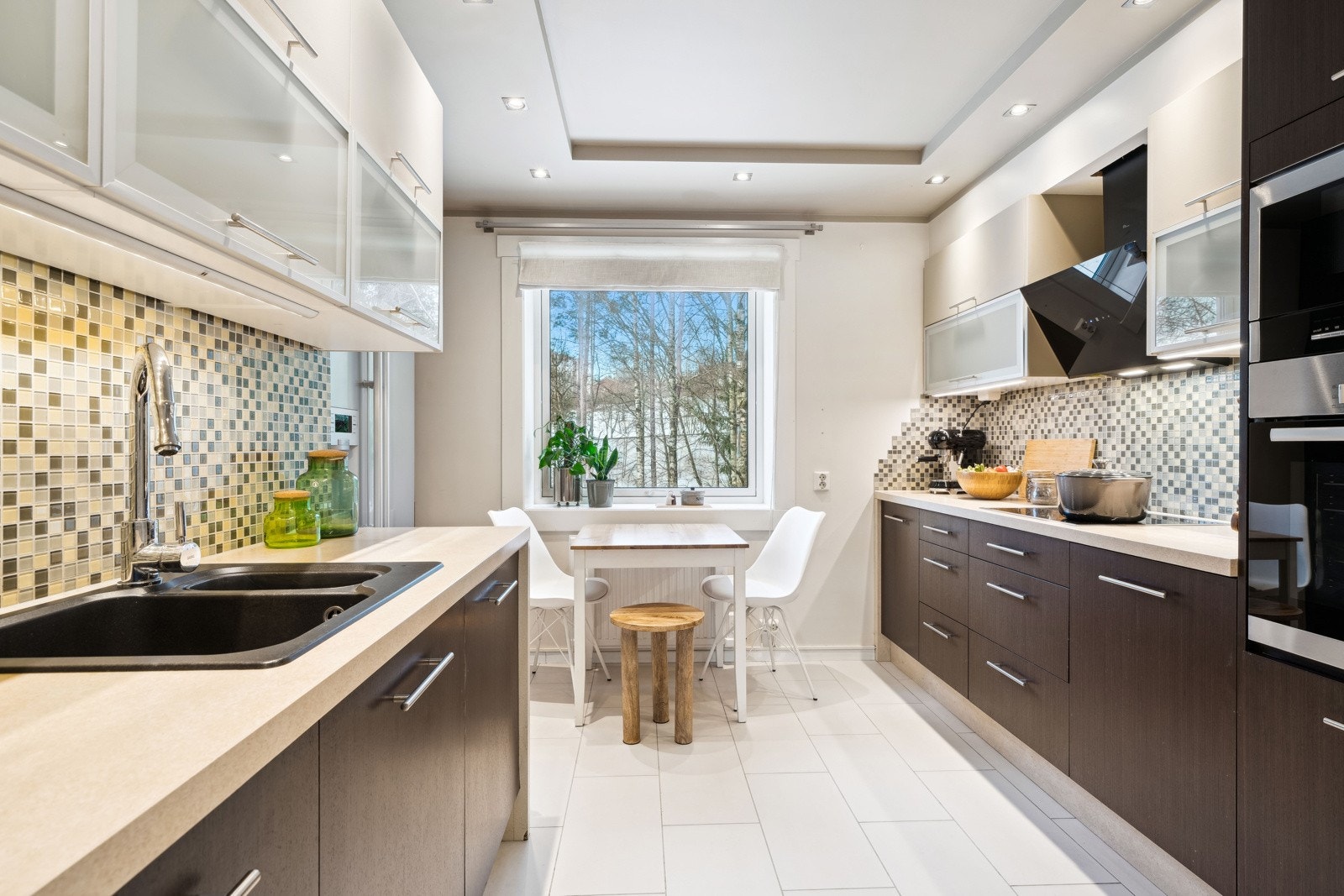 Kjøkkenet er praktisk og gjennomtenkt, med rikelig lagringsplass. Galleribilde