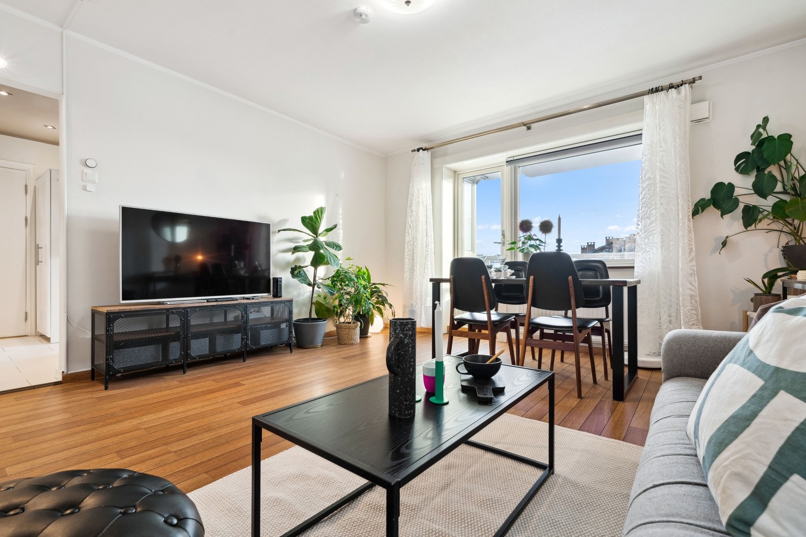 Åpen og luftig stue med god plass til sittegruppe og spisebord. Galleribilde