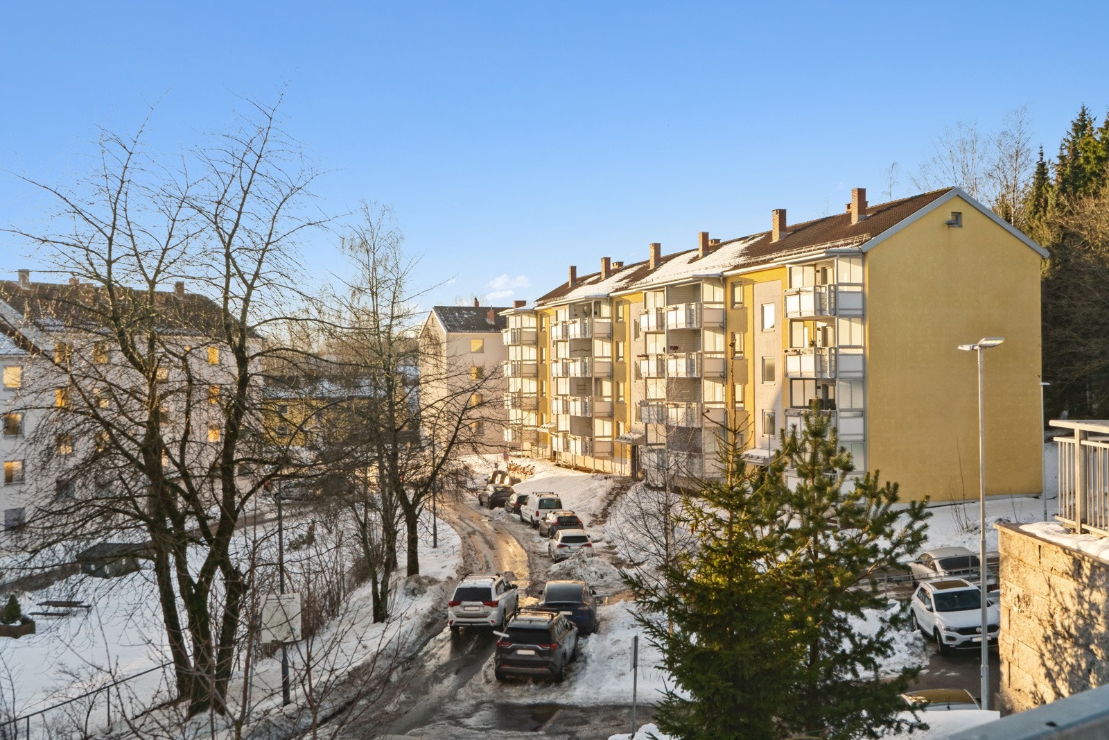 Et veldrevet, nylig utvendig rehabilitert og prisbelønt borettslag sentralt på Kalbakken med kort vei til skole og barnehage. Galleribilde