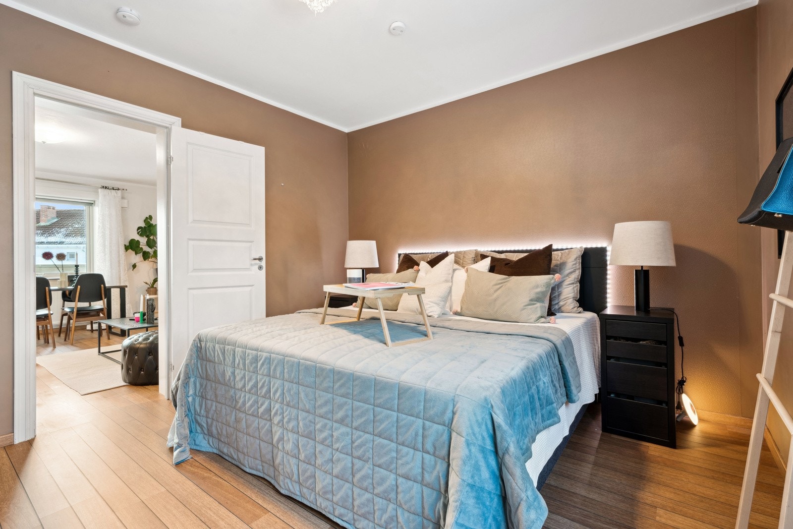 Soverommet er malt i en behagelig og moderne farge. Galleribilde