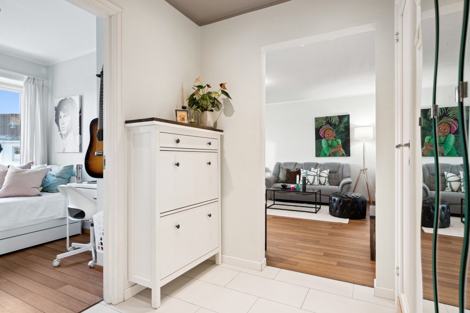 Innbydende entrè, et hyggelig rom å ønske venner og familie velkommen til med god plass til å henge fra seg yttertøy. Galleribilde