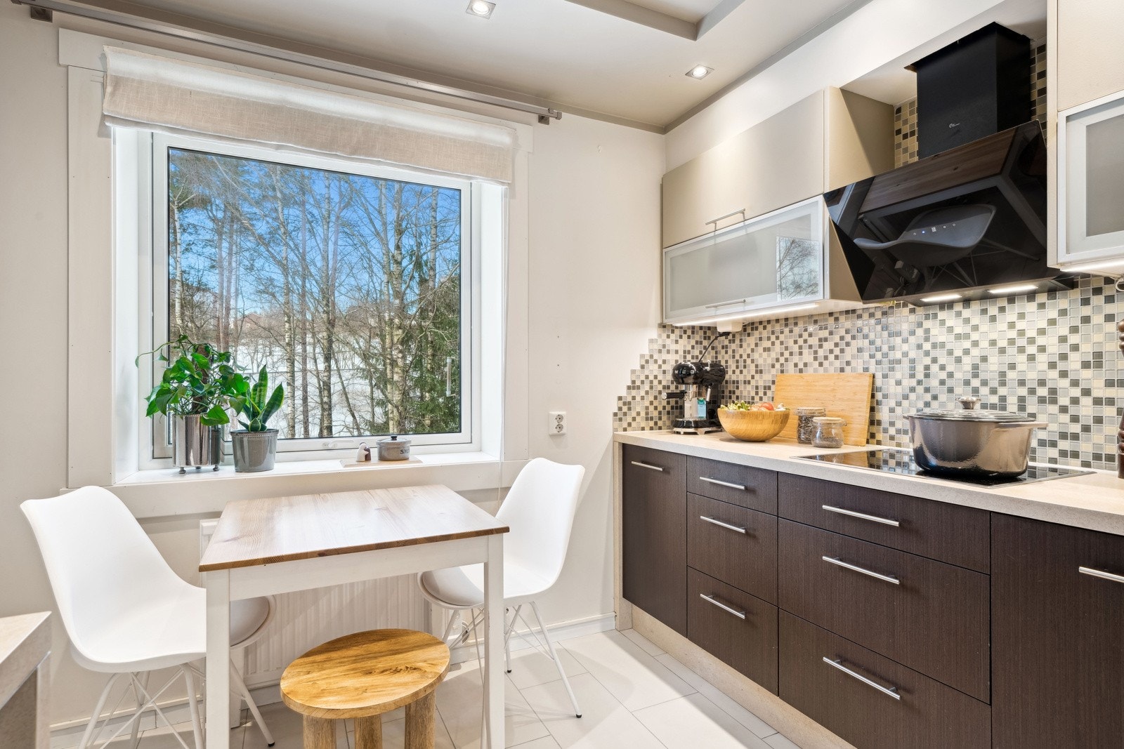 På kjøkkenet er det plass til et koselig spisebord ved vinduet. Galleribilde