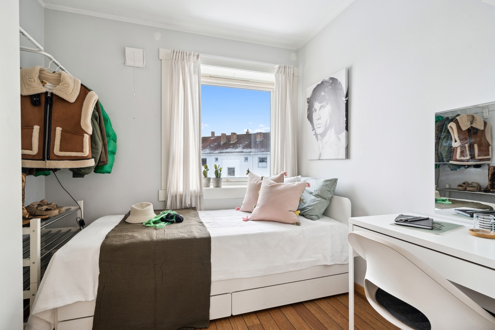 Boligens andre soverom passer perfekt som barnerom, kontor eller gjesterom. Mulighetene er mange. Galleribilde