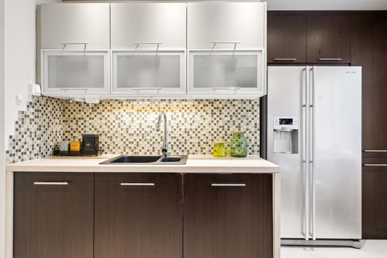 Integrerte hvitevarer som oppvaskmaskin, stekeovn, mikrobølgeovn og induksjonstopp. Frittstående kjøleskap med frysedel, vanndispenser og isbitmaskin. Galleribilde