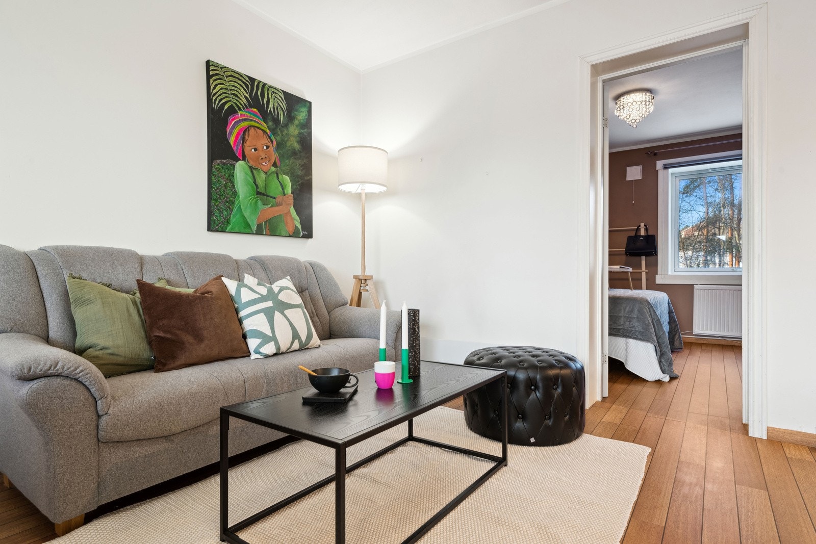 Denne boligen er lys og innbydende, med åpne, luftige rom som gir en følelse av plass. Galleribilde