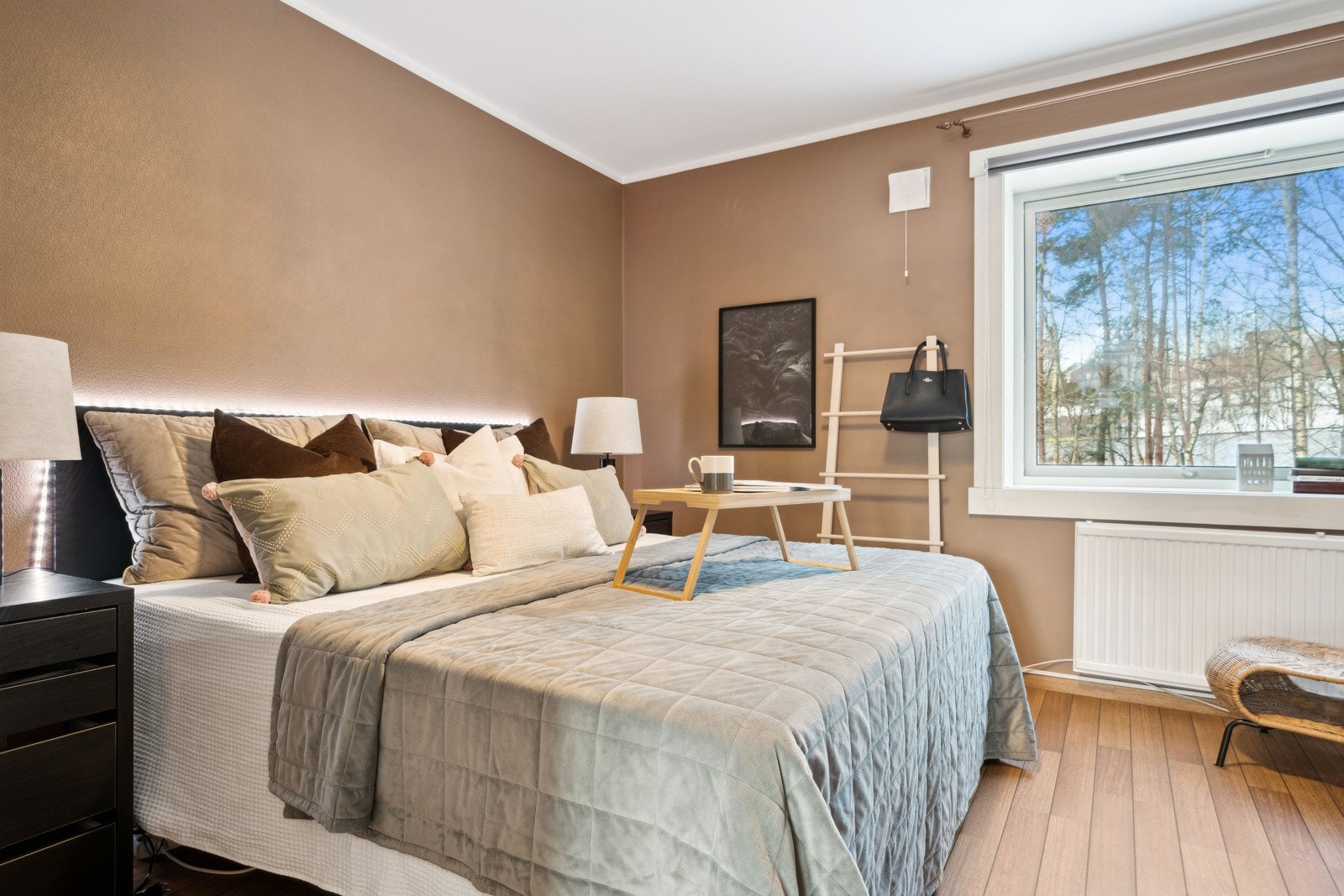 Boligen har to romslige soverom. På hovedsoverommet er det god plass til dobbeltseng og tilhørende møblement. Galleribilde