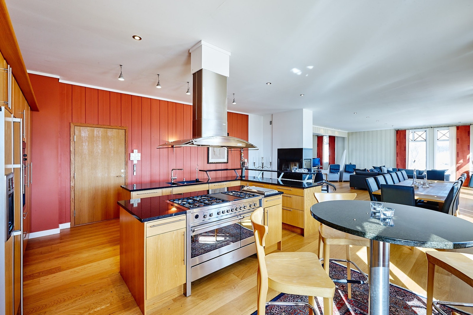 Kjøkkenet har rikelig med skap og oppbevaringsplass, og godt med benkeplass. Galleribilde