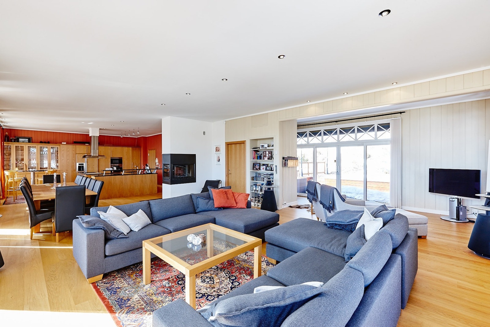 Stuen har flere naturlige soner som gir mange møbleringsmuligheter. Galleribilde