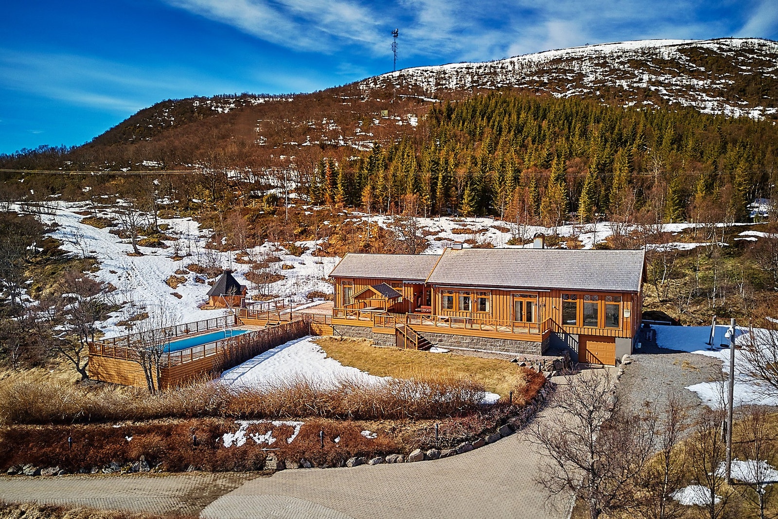 Eiendommen ligger idyllisk til i landlige og naturskjønne omgivelser på Nevernes. Galleribilde