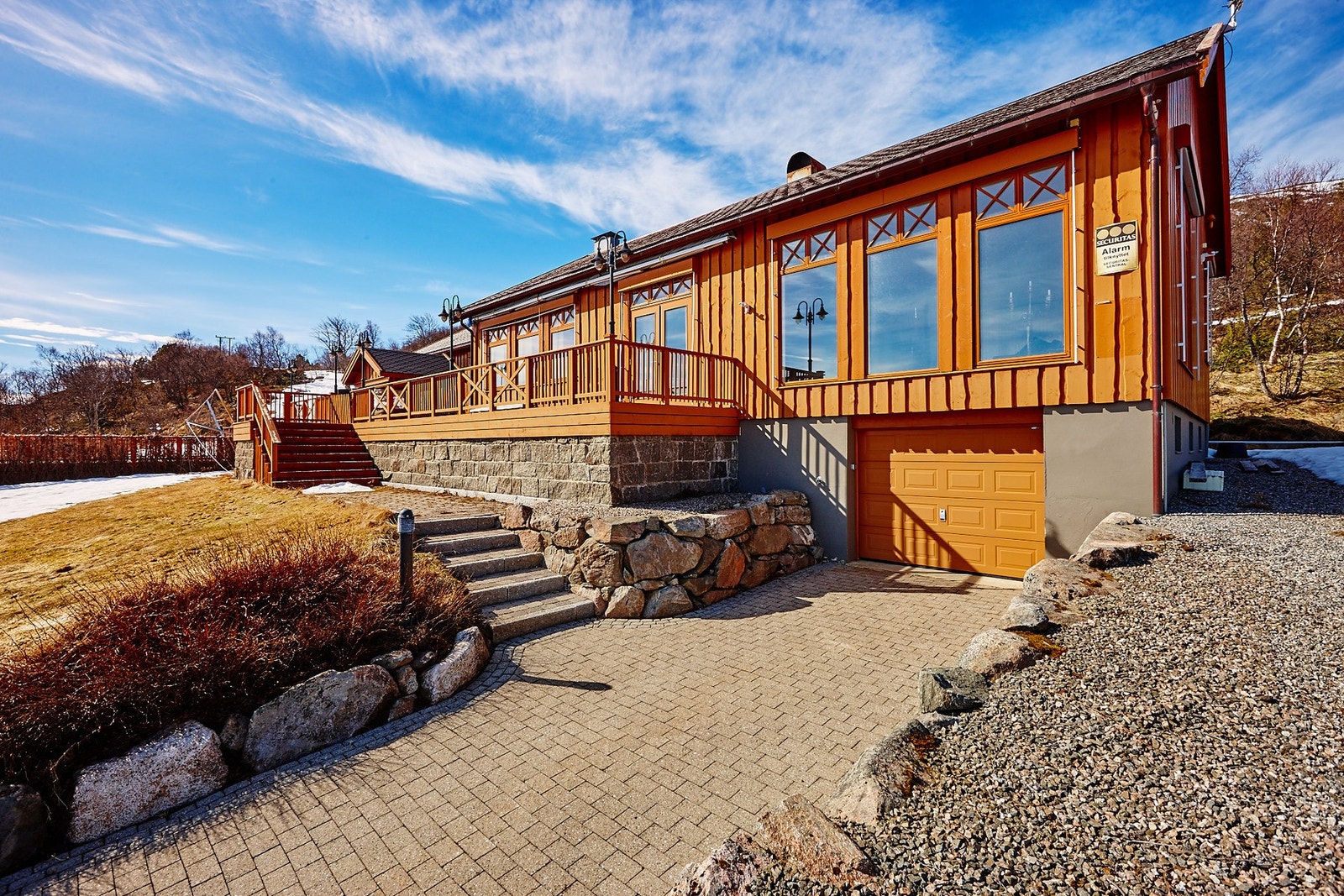 Det er garasje og gode muligheter for parkering på tomten. Galleribilde