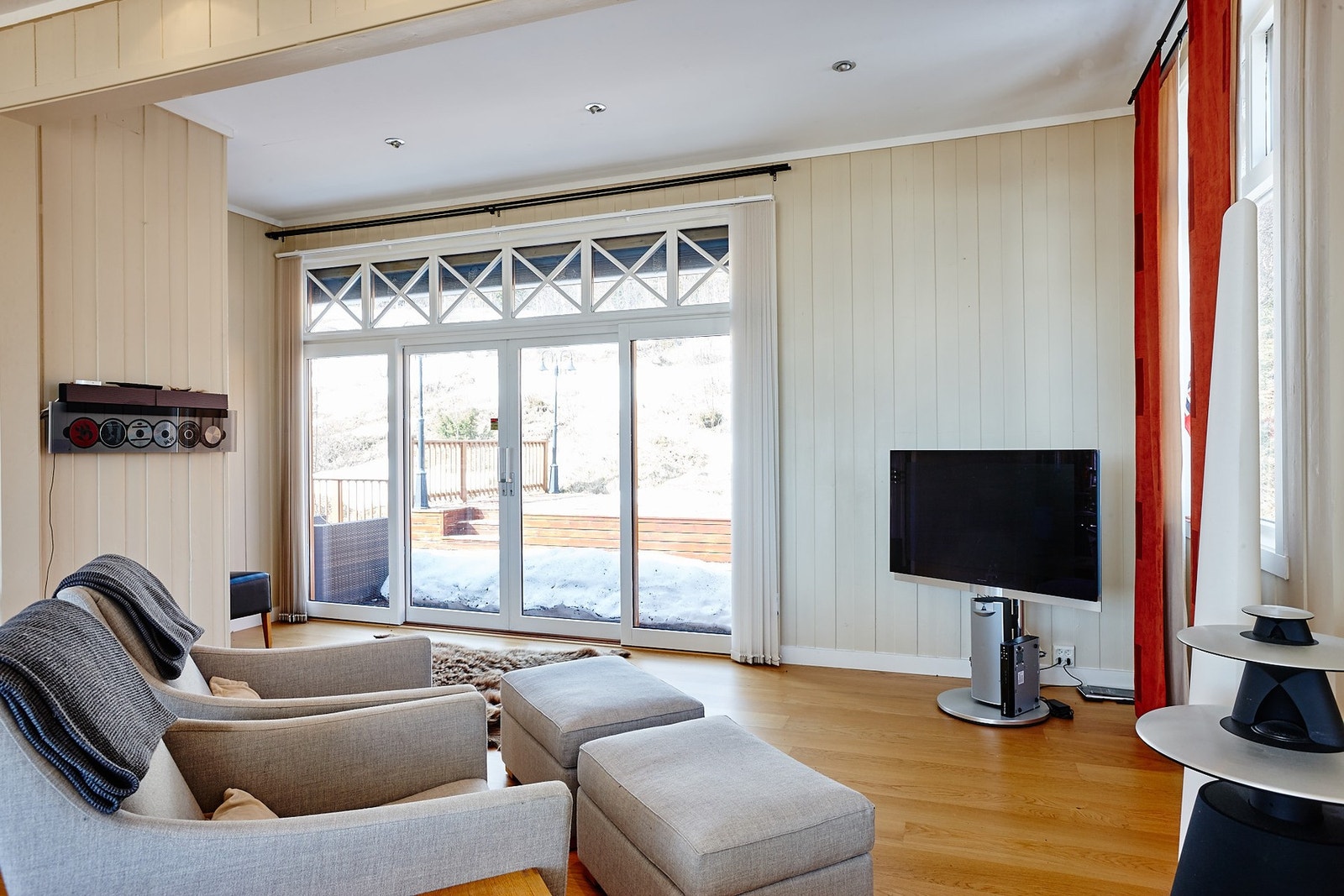 Fra stuen er det utgang til en romslig terrasse. Galleribilde