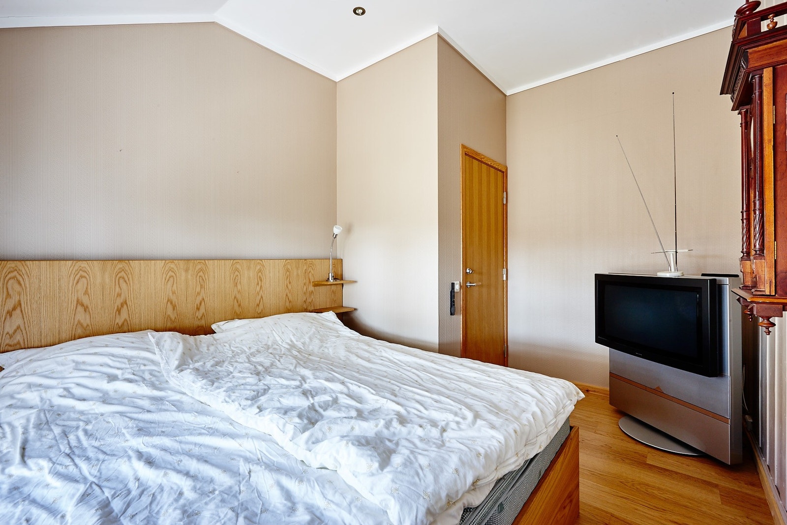 Soverom med dobbeltseng og plass til diverse oppbevaring. Galleribilde