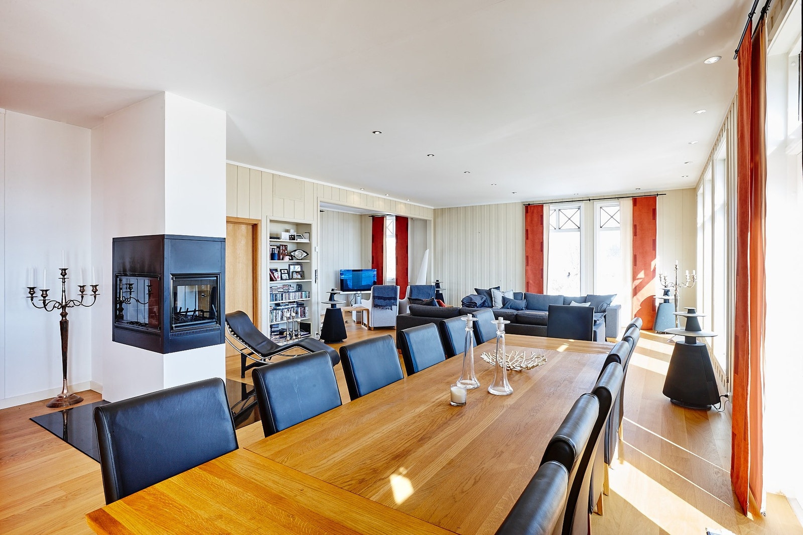 God plass til et stort spisebord. Galleribilde