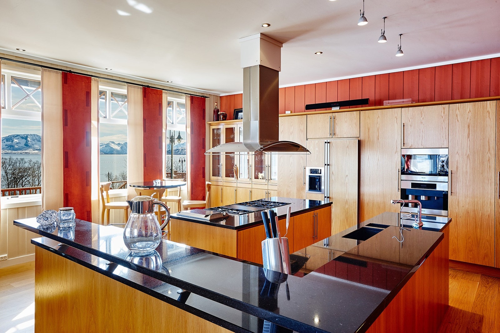 Videre kommer vi inn til et romslig og praktisk kjøkken. Galleribilde