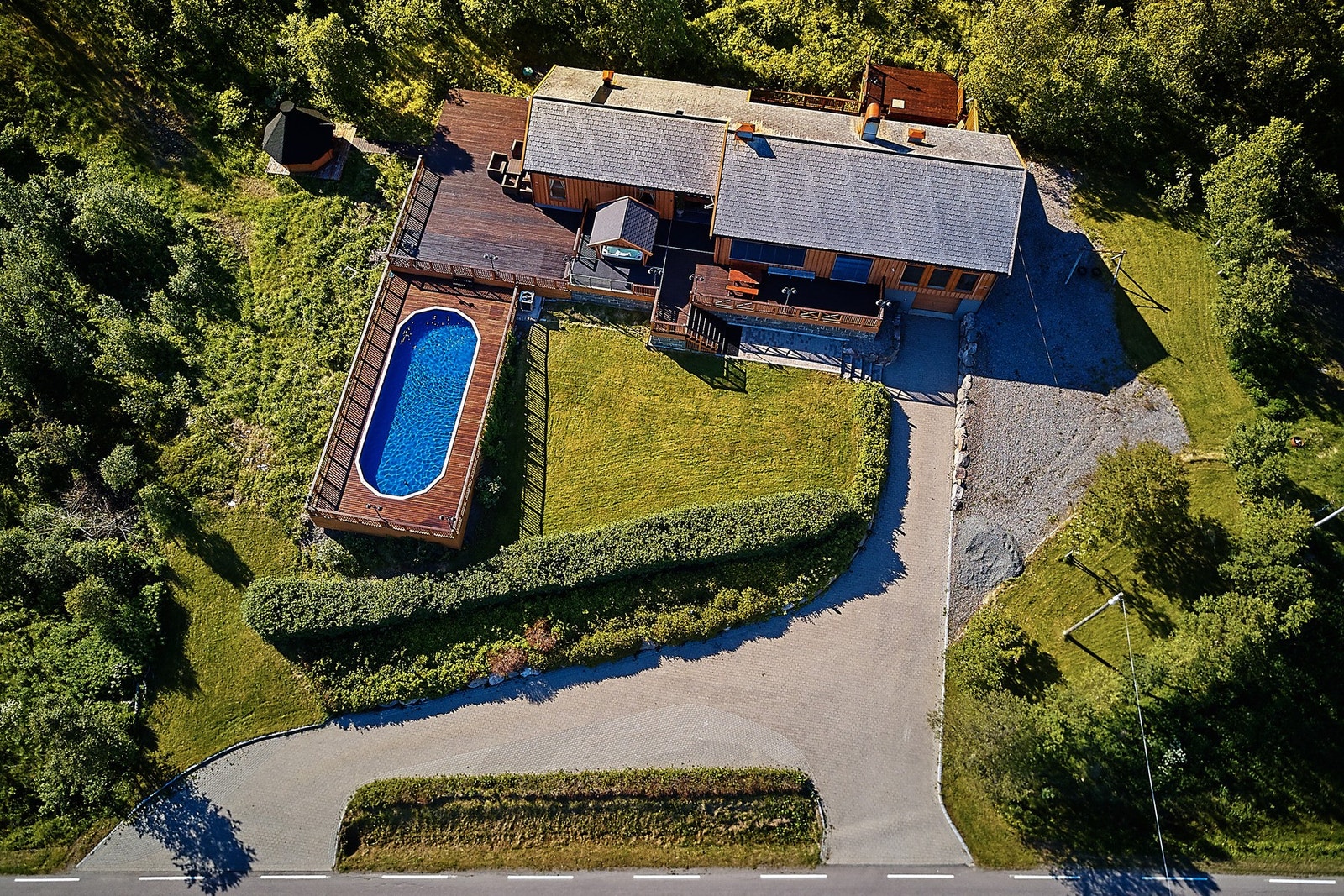 Tomten er opparbeidet med hekk. Galleribilde