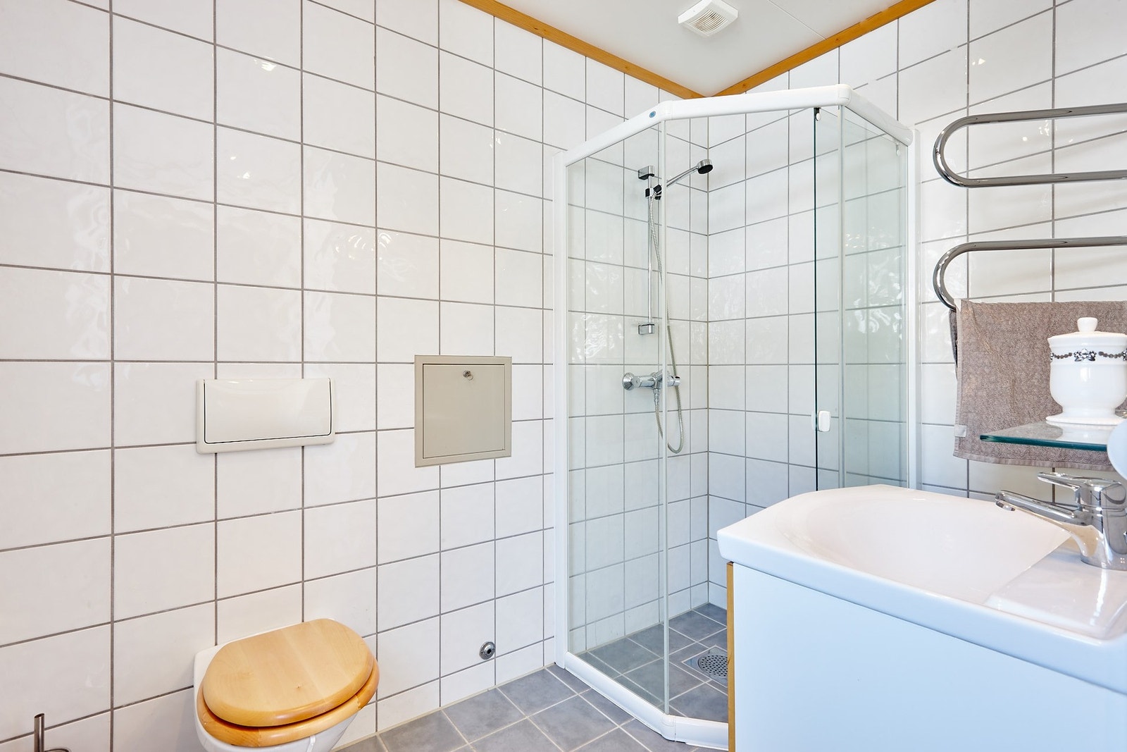 Flislagt bad som ligger i tilknytning til stuen. Galleribilde