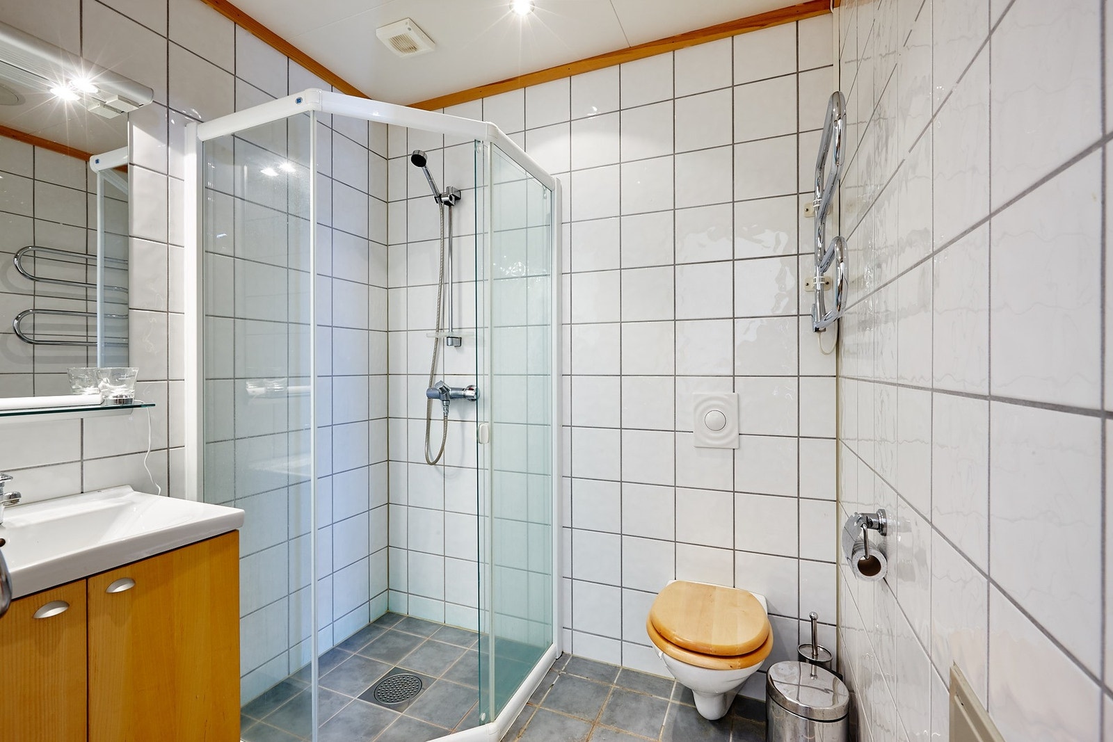 Rommet har innredning med nedfelt servant, veggmontert toalett og dusjhjørne. Galleribilde