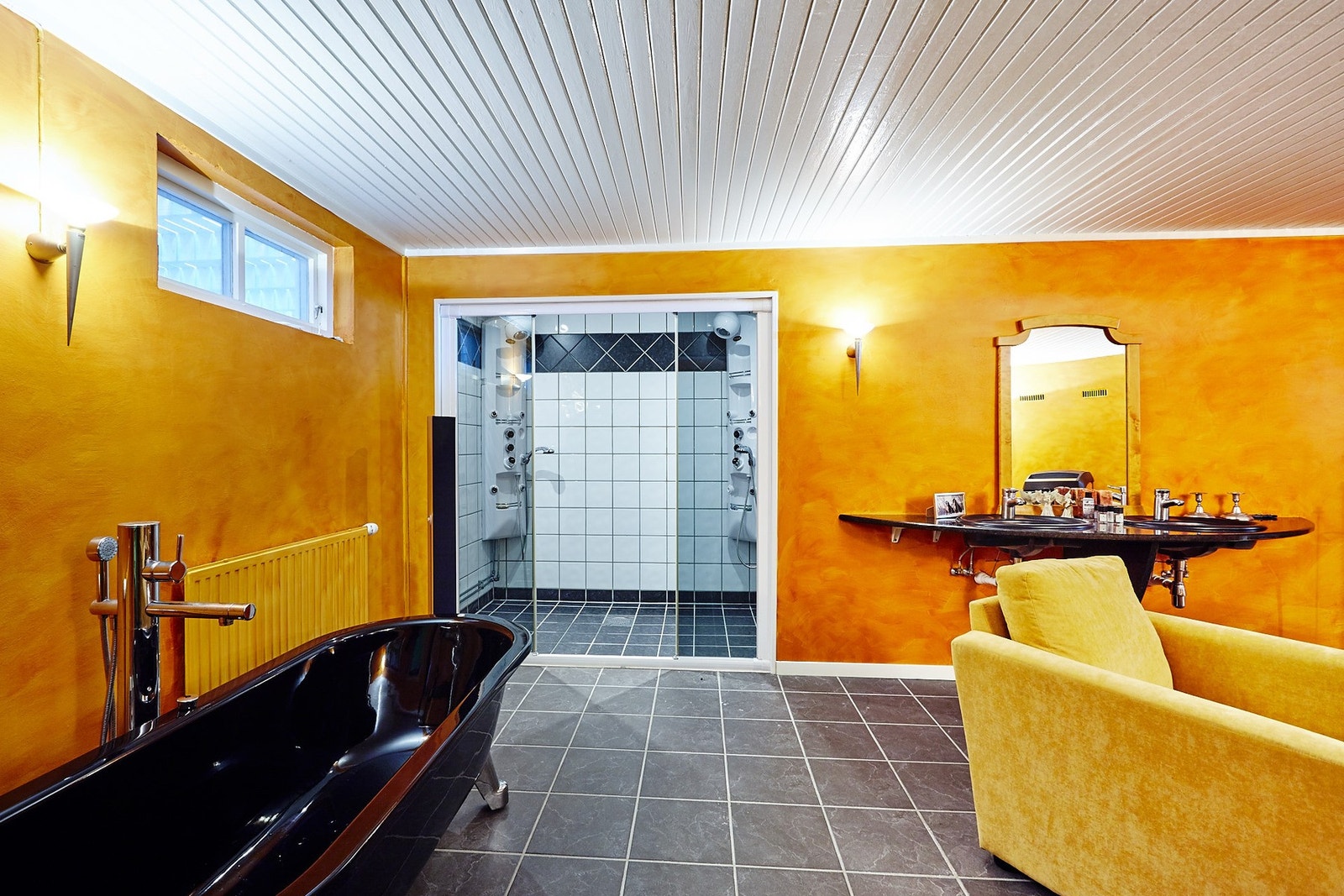 Her er det badekar og dobbel vask. Galleribilde