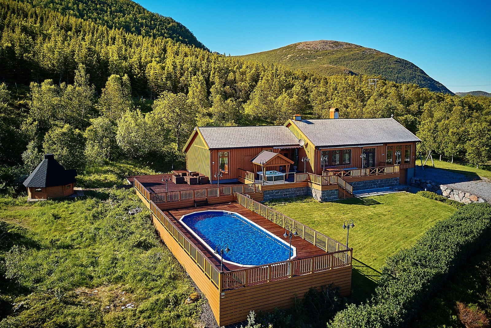 Stor innholdsrik fritidsbolig med stort basseng, relaxavdeling, gryllhytte og et flott uteområde med mulighet for å samle hele familien. Galleribilde