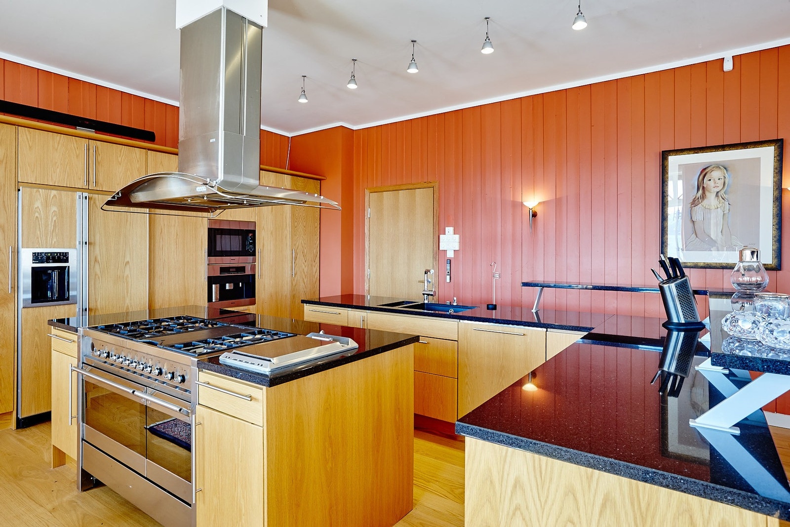 Det er integrerte hvitevarer og en praktisk barløsning. Galleribilde