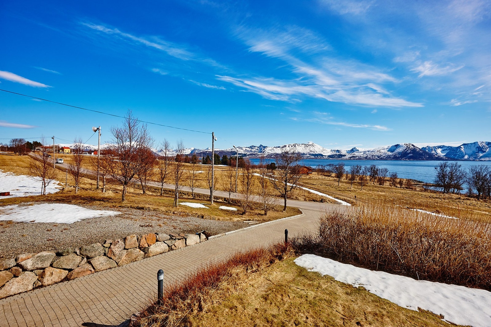 Det er lys i innkjøringen til eiendommen. Galleribilde