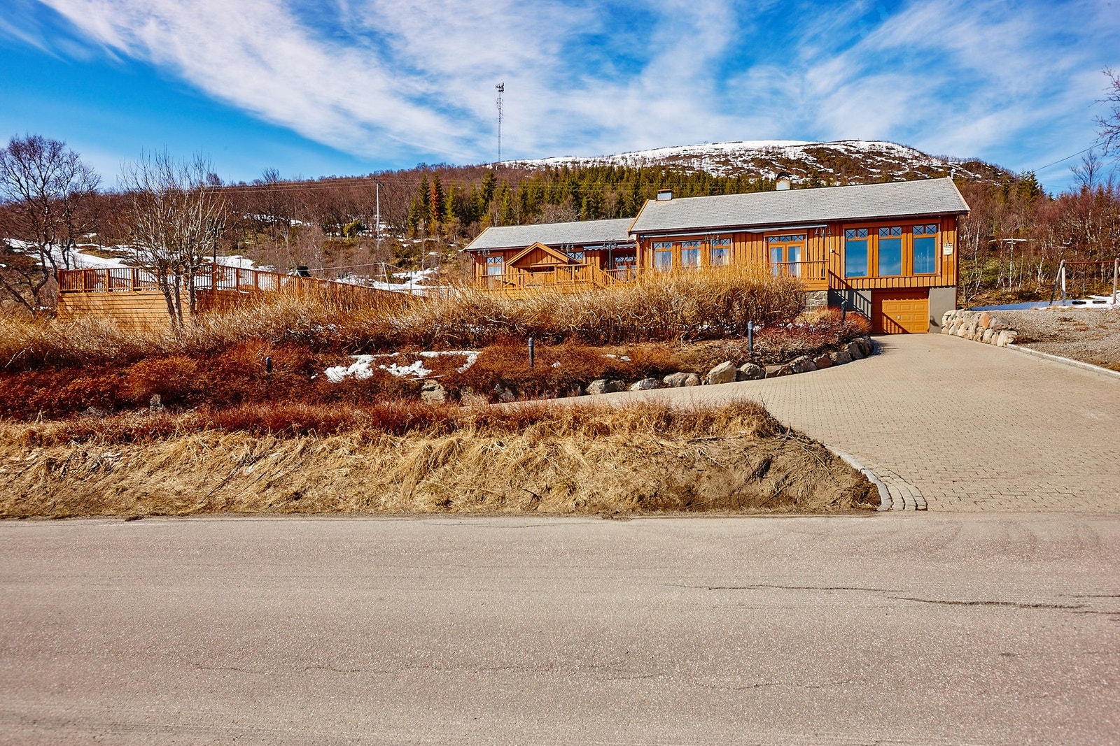Fritidsboligen ligger på en romslig tomt på ca. 8,4 dekar, opprinnelig oppført som skole. Galleribilde