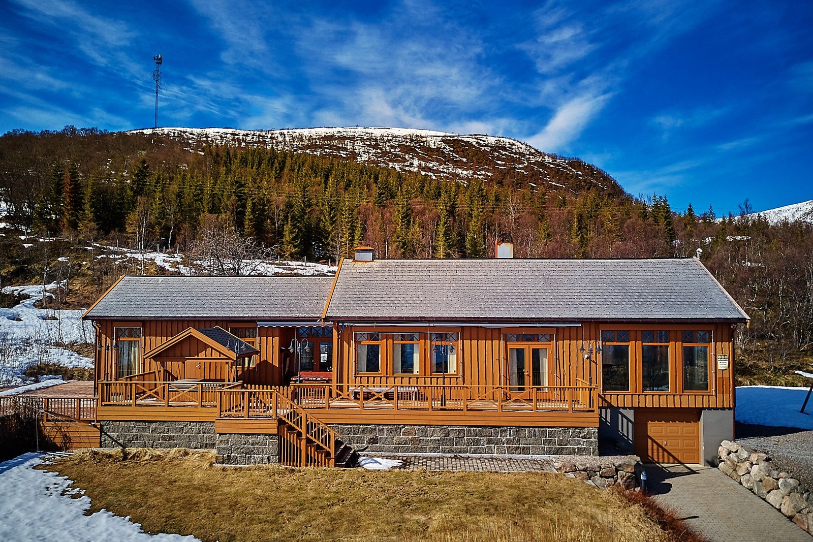 Det er en romslig terrasse som går rundt hytten. Her er det bl.a. jacuzzi og god plass til utemøblement. Galleribilde