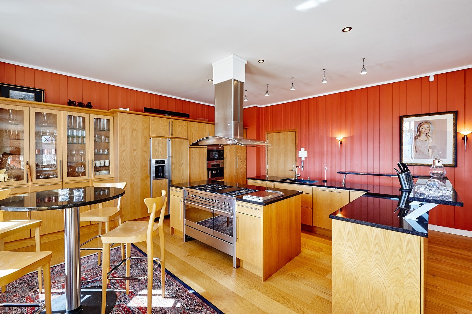 Innredning i tre med slette fronter og benkeplate av stein Galleribilde