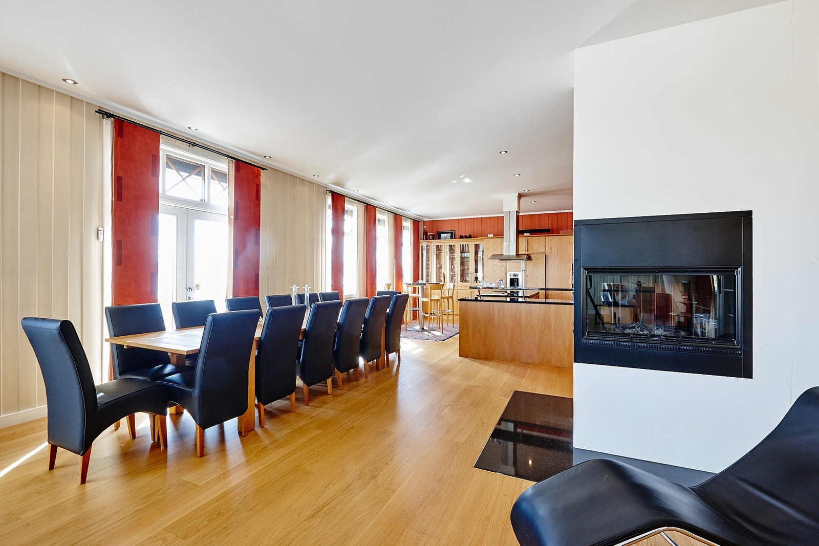 Stuen har en flott vedovn som kan nytes både fra kjøkken og stue. Galleribilde