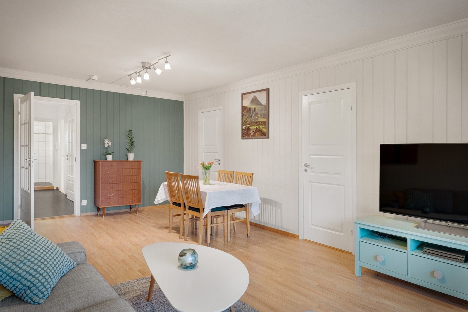 - Stuen er av god størrelse, målt til 24,3 kvm - Galleribilde