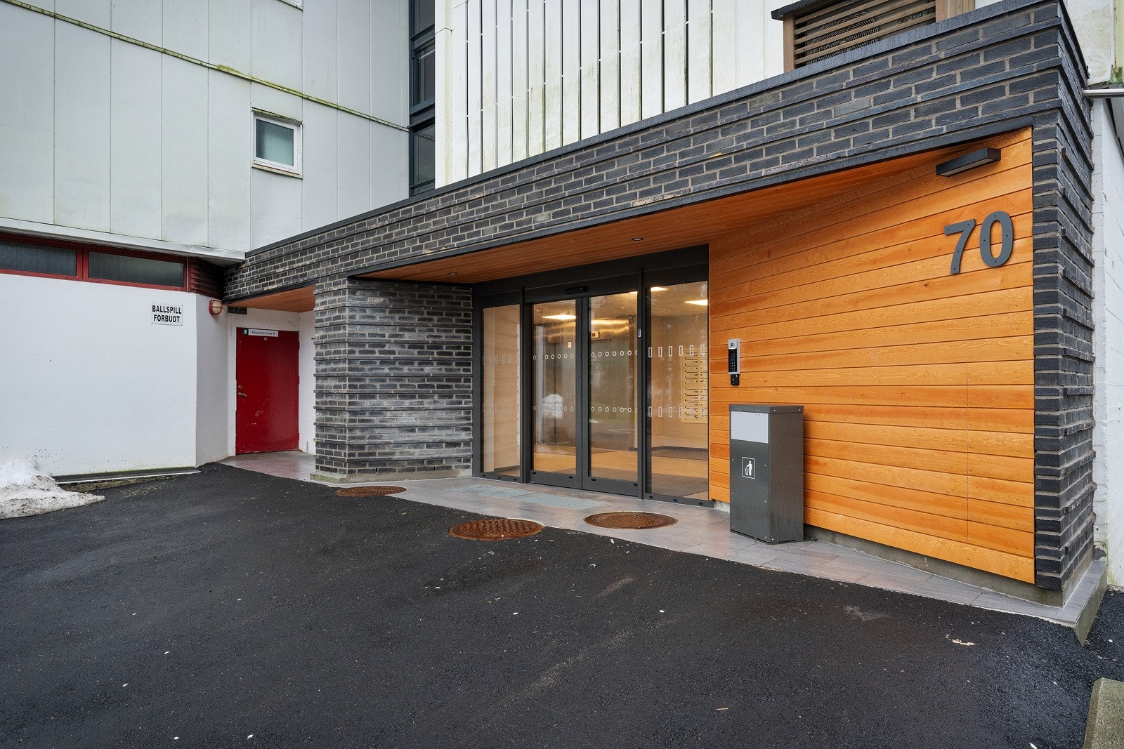 - Felleskostnader på kr.8 913,- inkluderer: renter og avdrag fellesgjeld, TV/internett, varmtvann (a-konto), kommunale avgifter/eiendomsskatt, vask av fellesareal, felles bygningsforsikring, drift og vedlikehold - Galleribilde