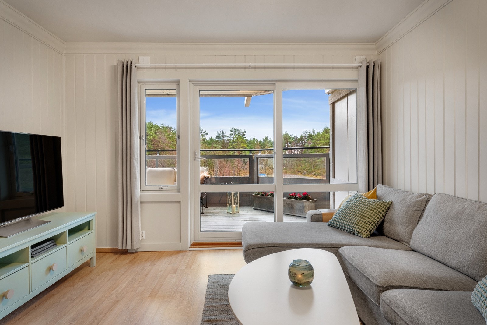 - Fra stuen er det direkte utgang til balkongen - Galleribilde