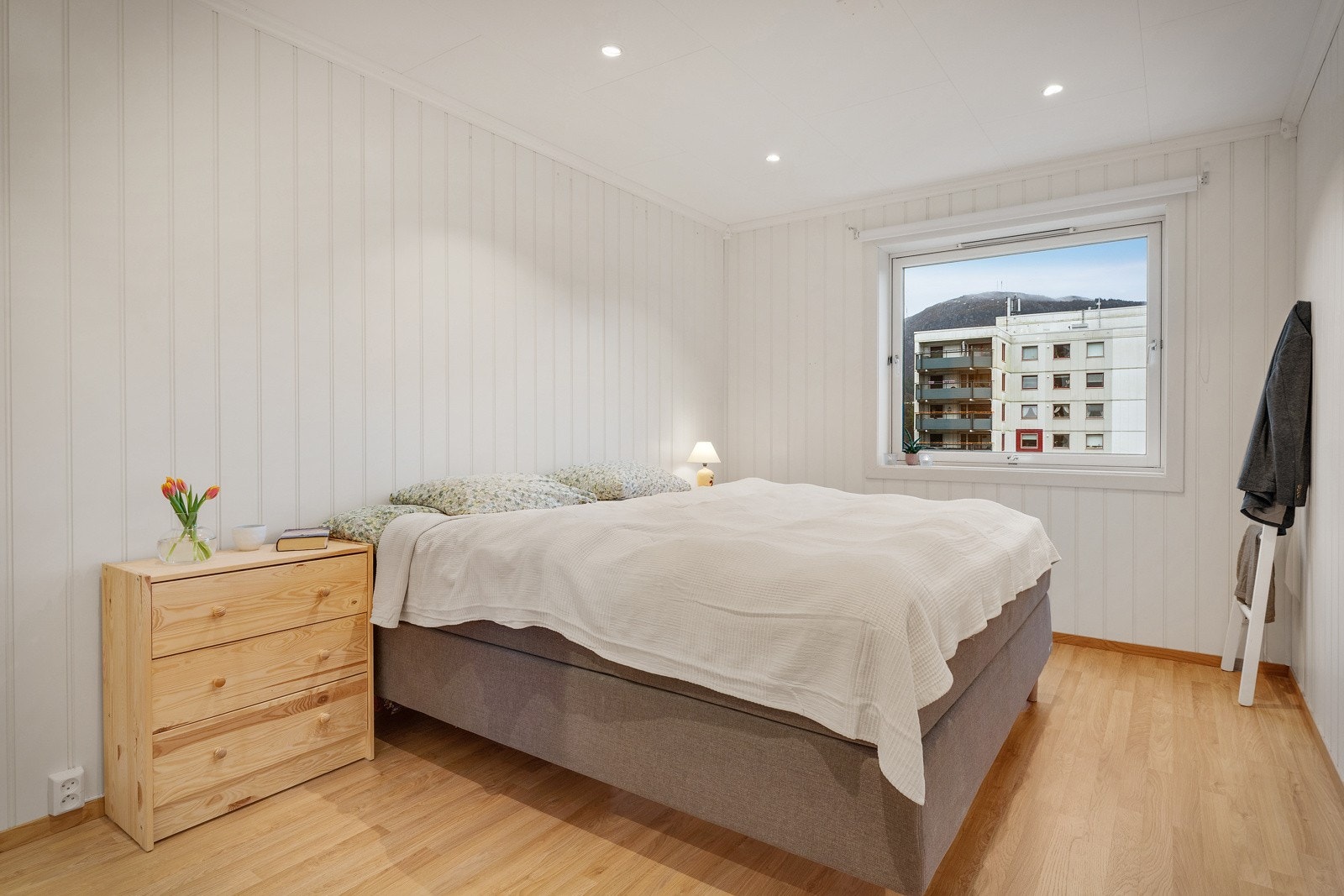 - Leiligheten har totalt 3 soverom. Her ser du hovedsoverommet, målt til 12,2 kvm - Galleribilde