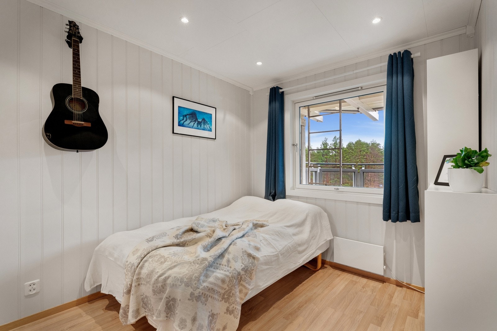 - Soverom av god størrelse med plass til garderobeskap eller annet møblement - Galleribilde