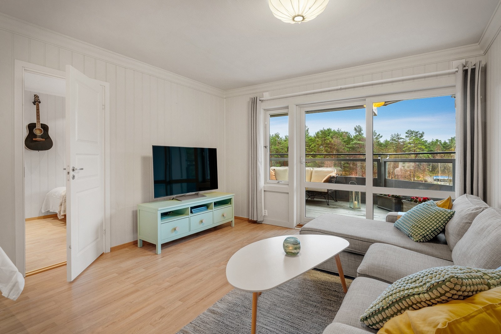 - Lys laminat på gulv - Galleribilde