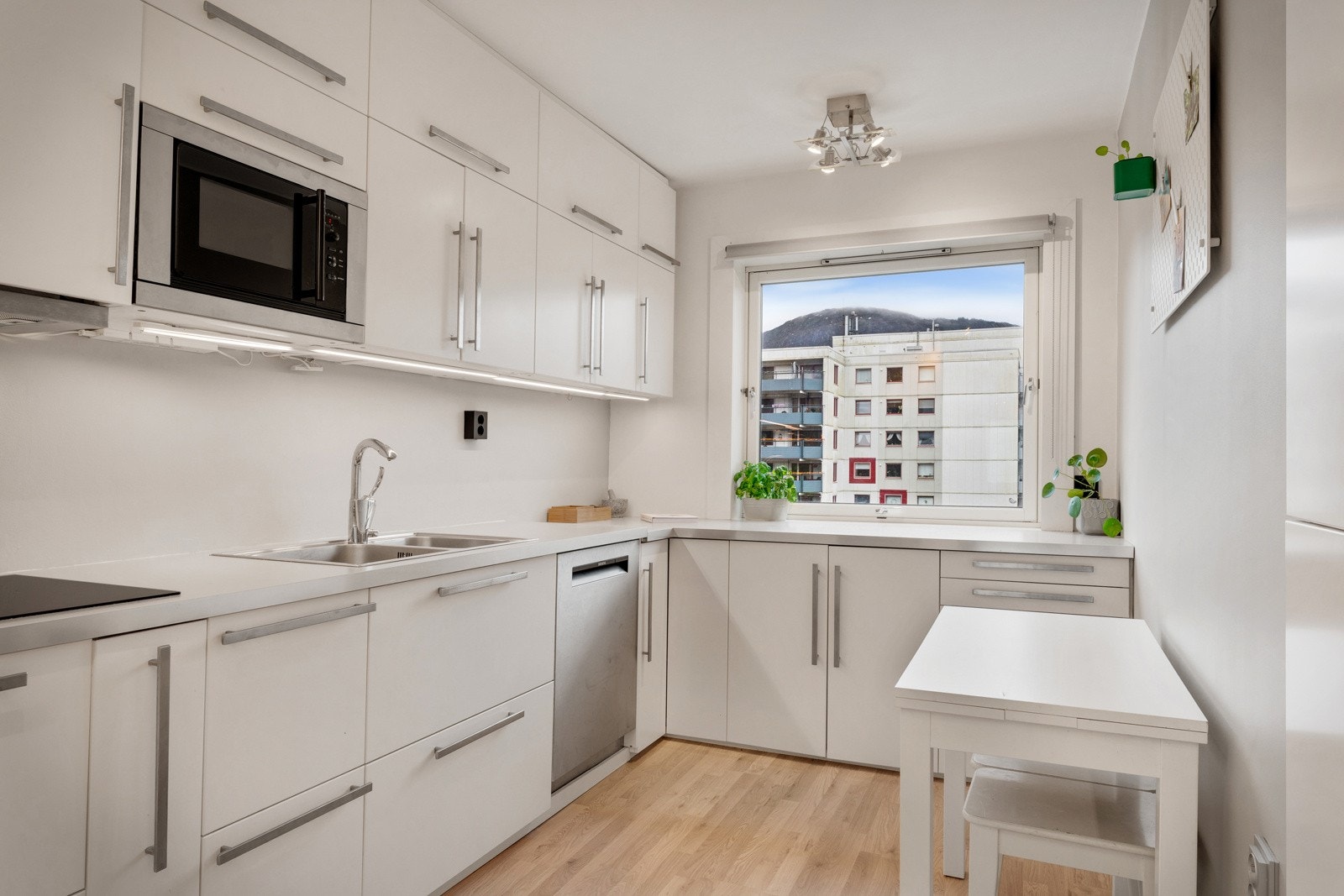 - Kjøkkenet har godt med skap og benkeplass, kjøkkeninnredning var ny i 2014 - Galleribilde