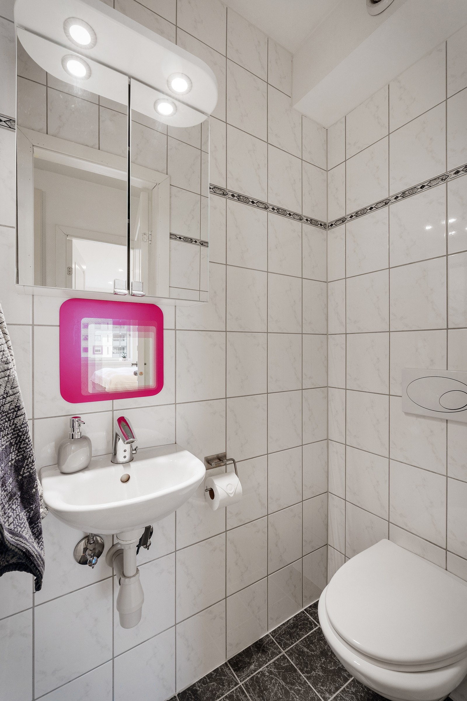 - Toalettrom på 1 kvm med elektriske varmekabler i gulv - Galleribilde