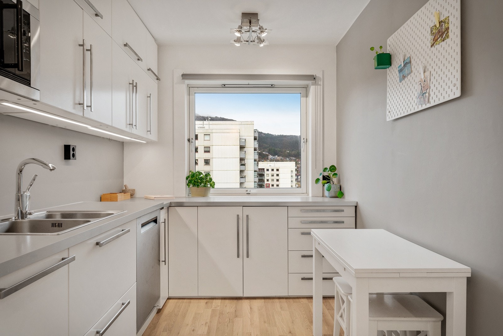 - Videre kommer du til kjøkkenet. Kjøkkenet er målt til 11,2 kvm - Galleribilde