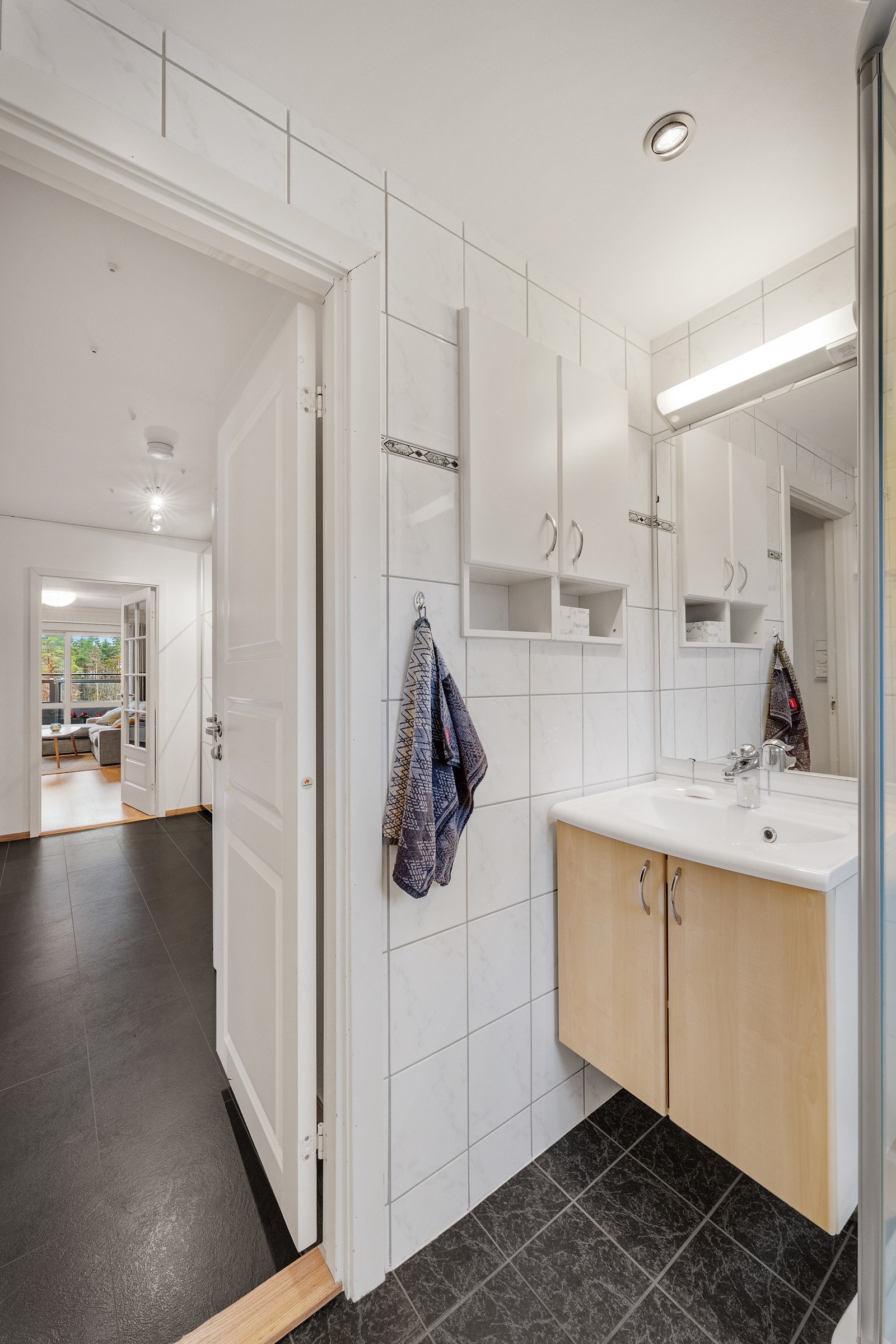 - Badet inneholder: helstøpt servant, skap under servant med slette fronter og dusjkabinett - Galleribilde